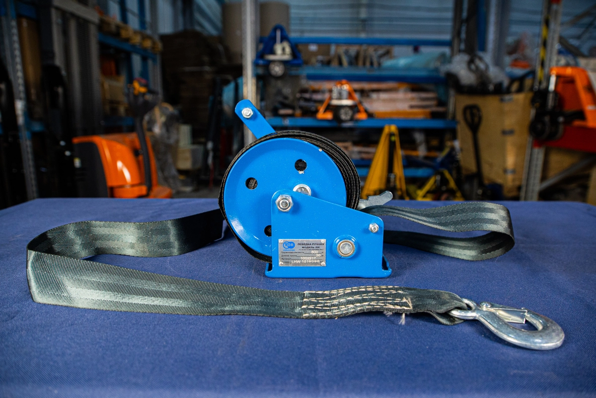 Лебедка ручная барабанная с лентой  0,5т 20 м оцинкованная TOR LHW односкоростная