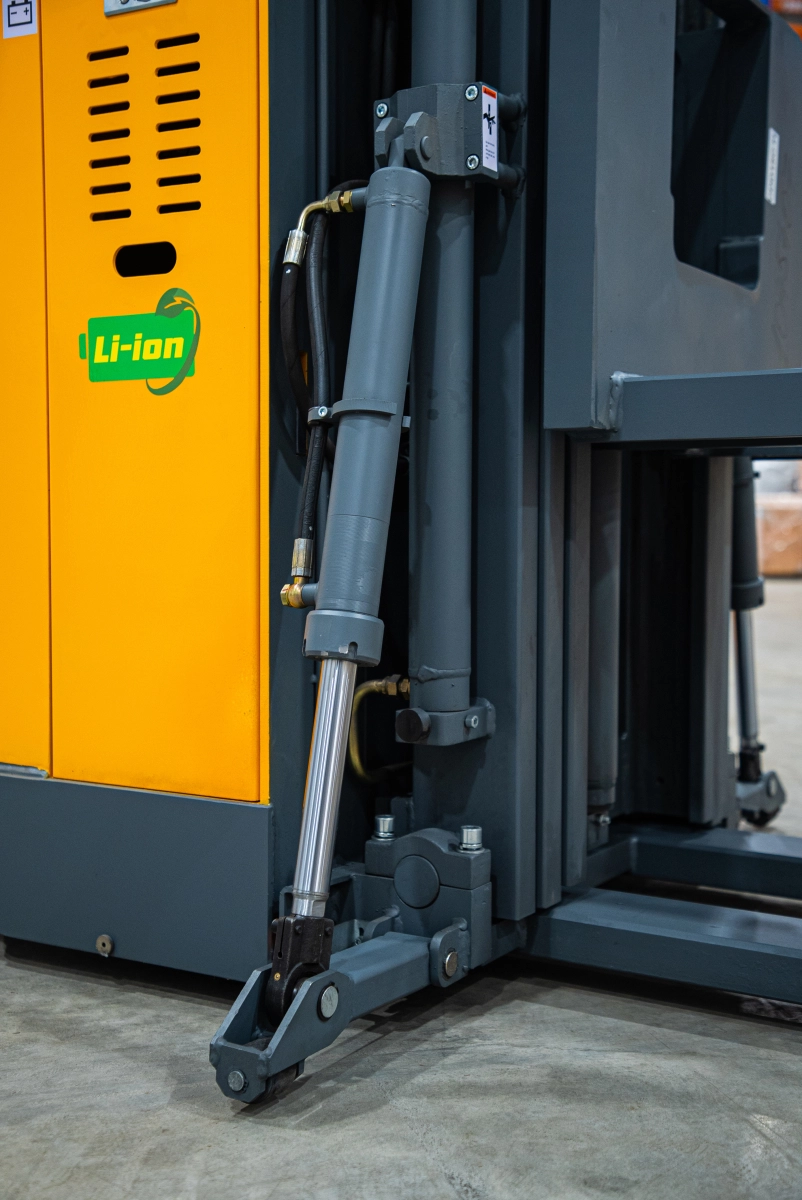 Штабелер самоходный 1,5 т 6,5 м TOR CDD15C Li-ion с кабиной 24/300 В/Ач