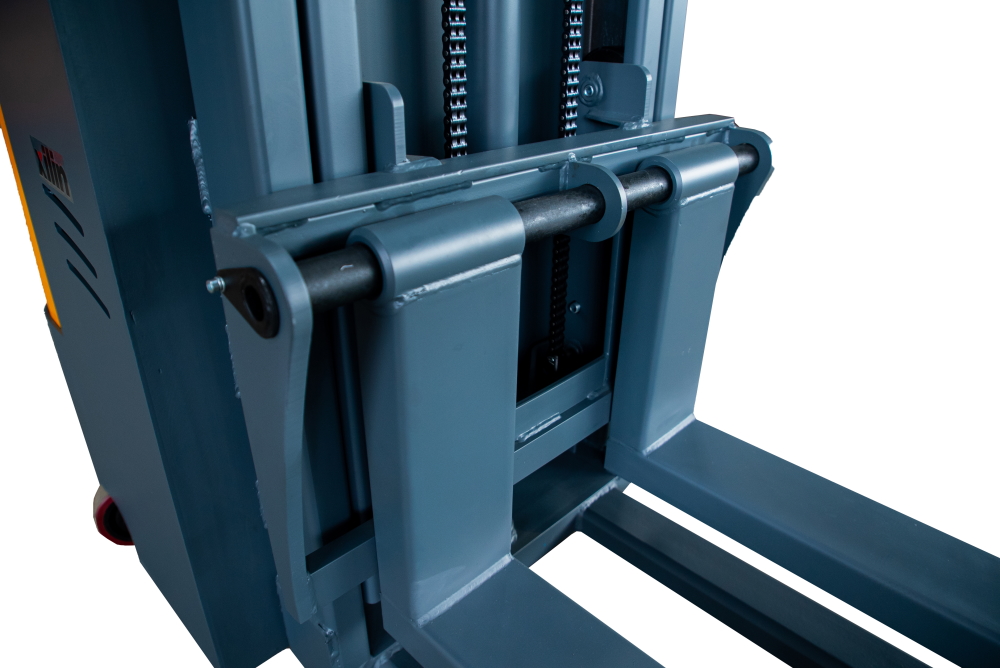 Штабелер самоходный 1,5 т 2,5 м XILIN CDD15K-EN  24/105 В/Ач с раздвижными вилами (с платформой)