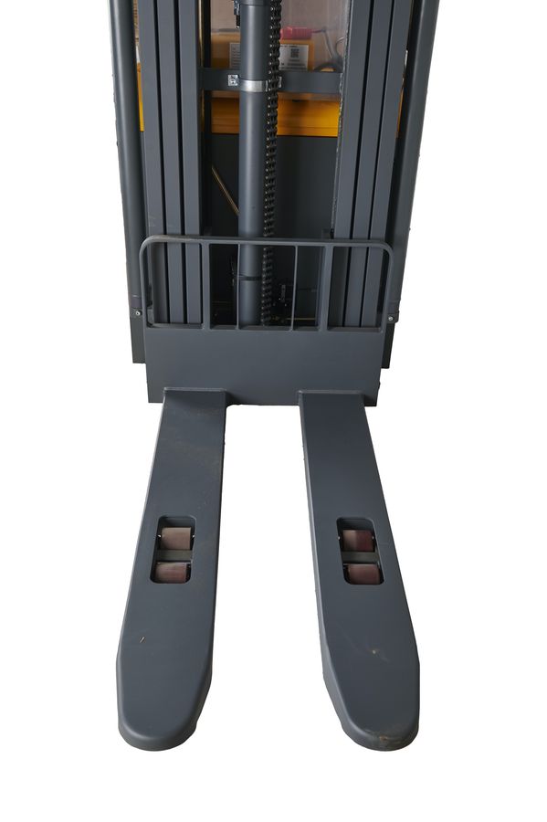 Штабелер самоходный 1,5 т 5,6 м XILIN CDDR15-III 24/200 В/Ач (сопровождаемый)