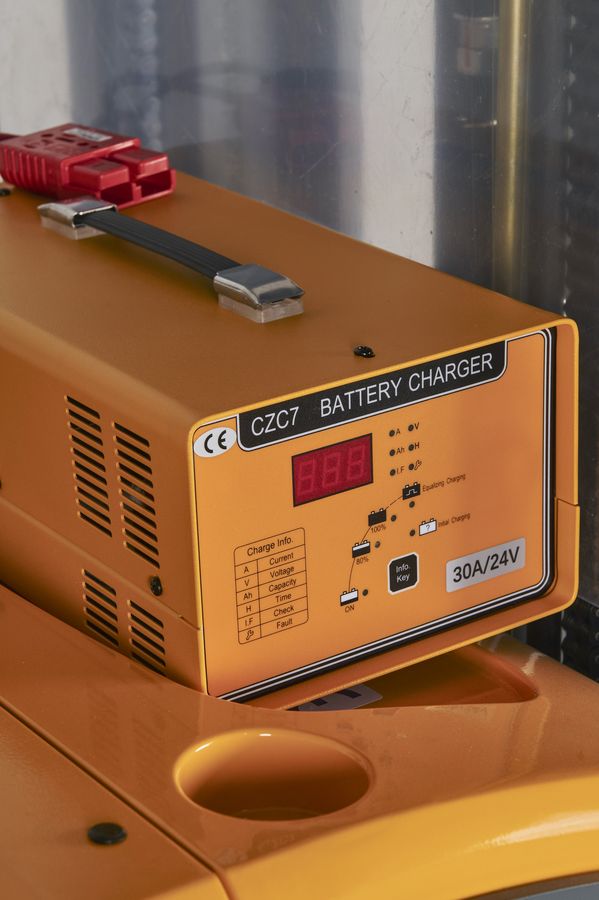 Штабелер самоходный 1,5 т 5,6 м XILIN CDDR15-III 24/200 В/Ач (сопровождаемый)