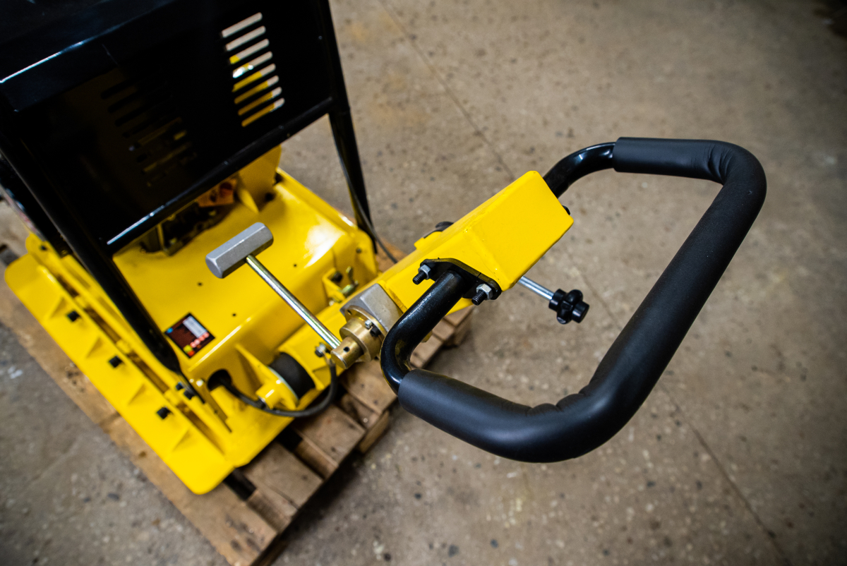 Виброплита реверсивная 235 кг, 30кН дизельная TOR C-330