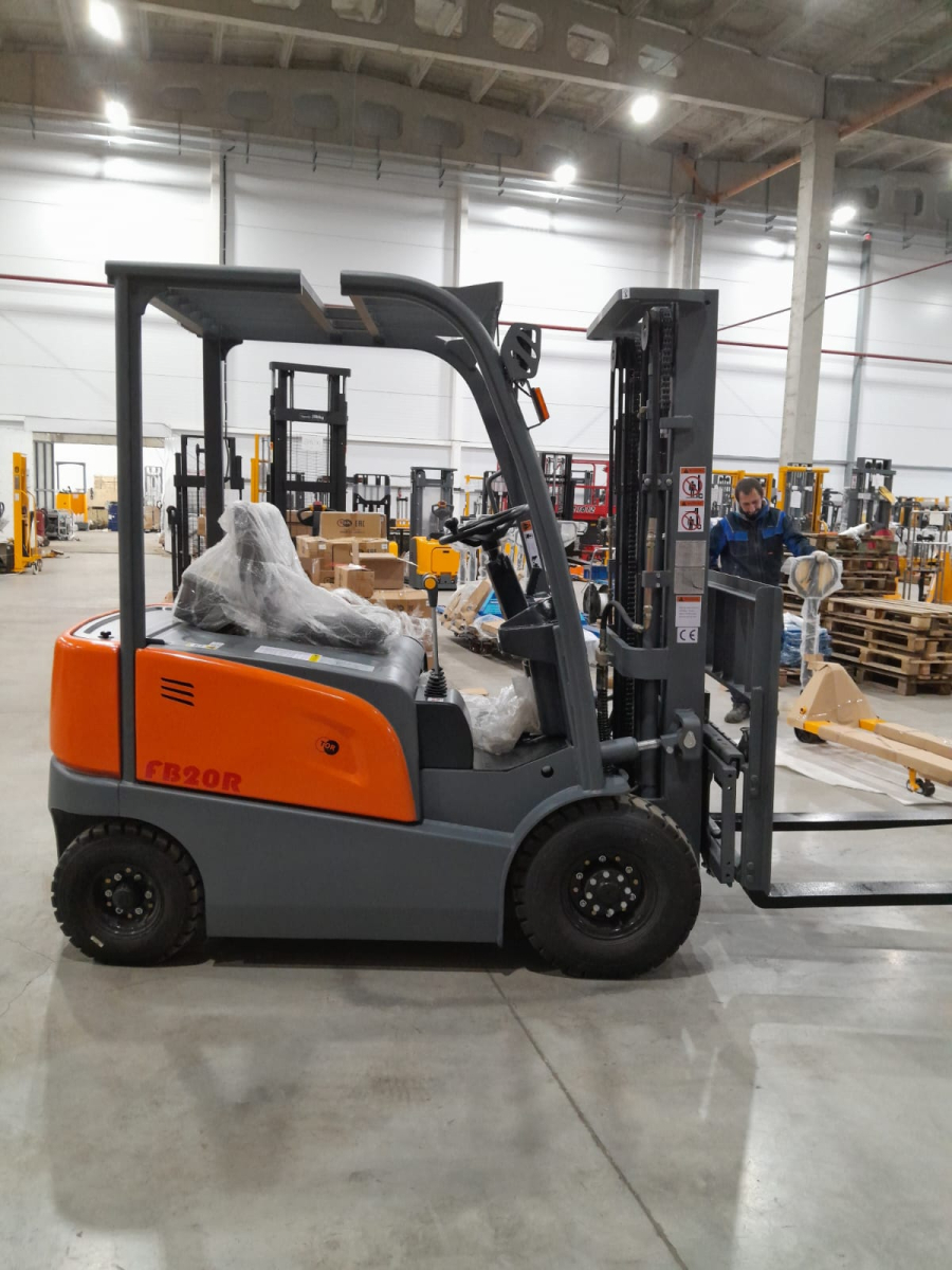 Погрузчик электрический четырехопорный TOR 2,0 т 4,5 м FB20R сайдшифт, своб. ход мачты