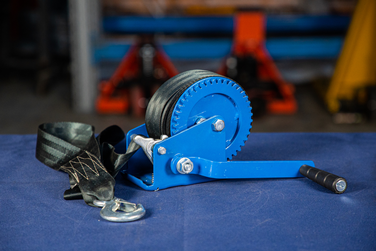 Лебедка ручная барабанная с лентой  0,5т 20 м оцинкованная TOR LHW