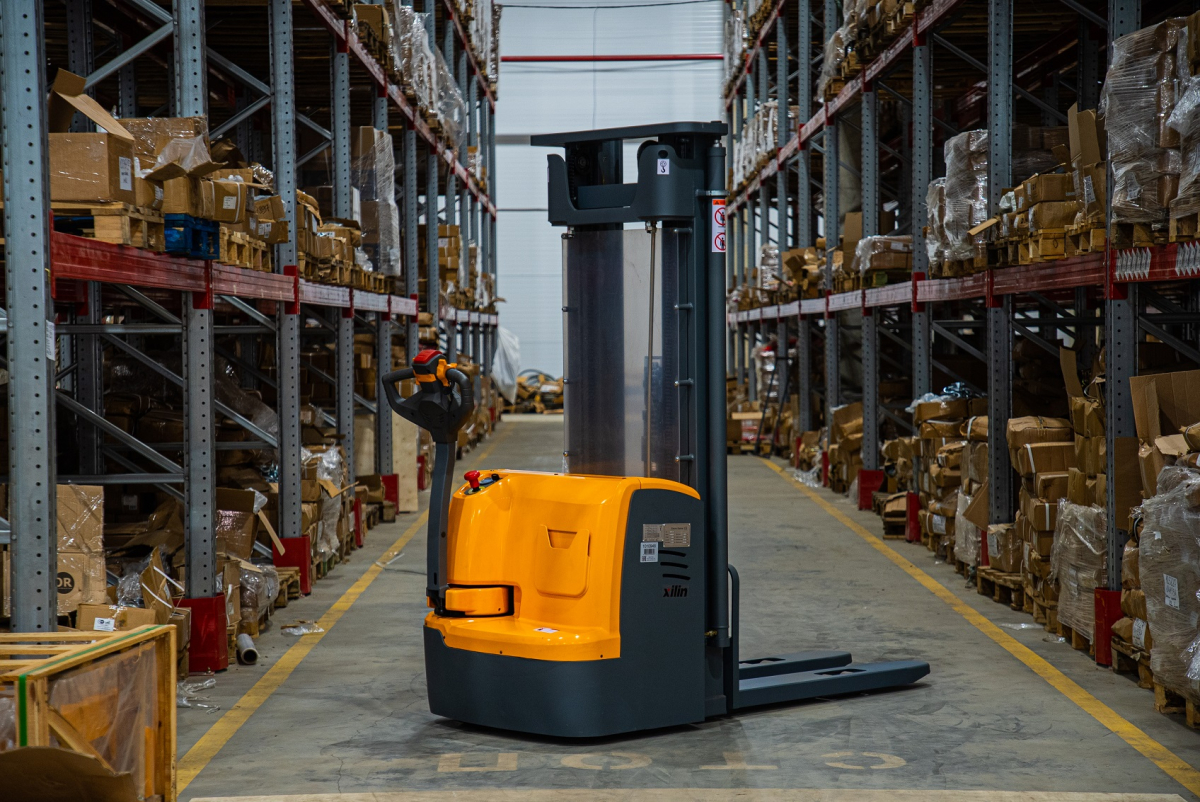 Штабелер самоходный 1,5 т 4,5 м XILIN CDDR15-III 24/200 В/Ач (сопровождаемый)