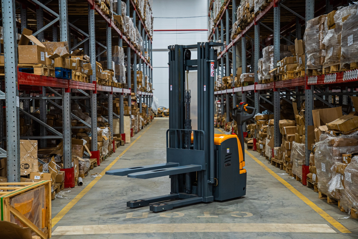 Штабелер самоходный 1,5 т 4,5 м XILIN CDDR15-III 24/200 В/Ач (сопровождаемый)