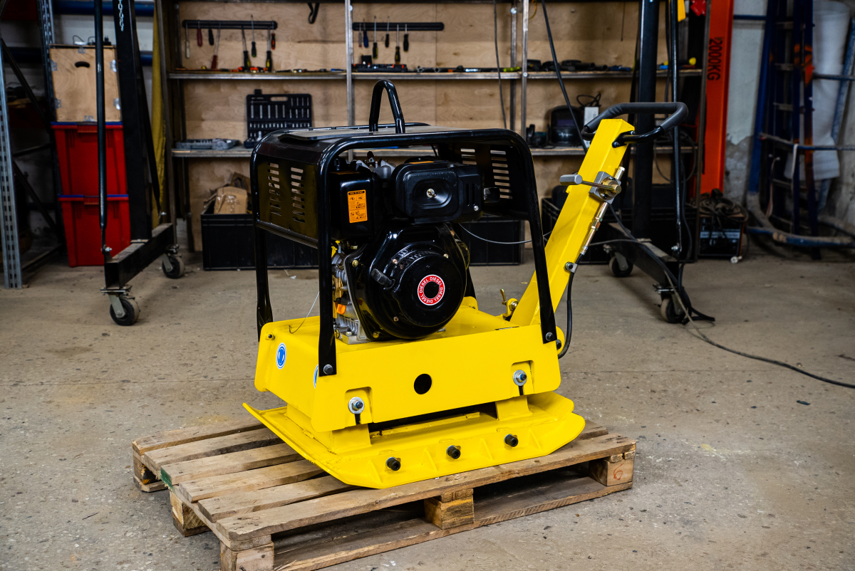 Виброплита реверсивная 235 кг, 30кН дизельная TOR C-330