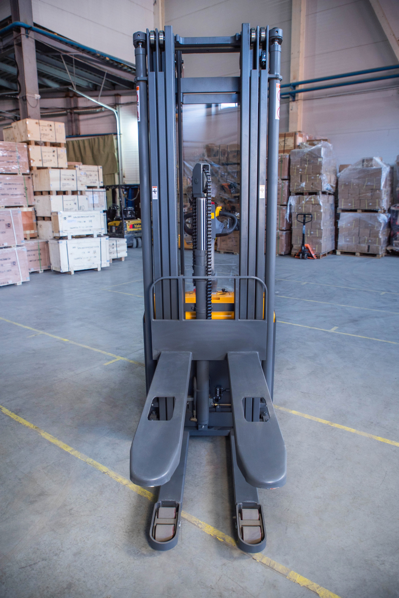 Штабелер самоходный 1,5 т 5,6 м XILIN CDDK15-III 24/200 В/Ач (с платформой)