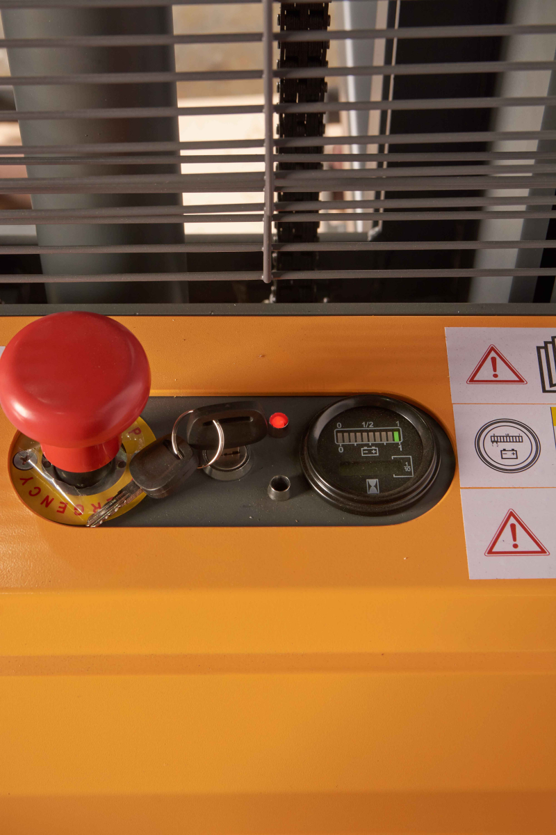 Штабелер самоходный 1,5 т 3,0 м XILIN CDD15R-EN 24/105 В/Ач с раздвижными вилами