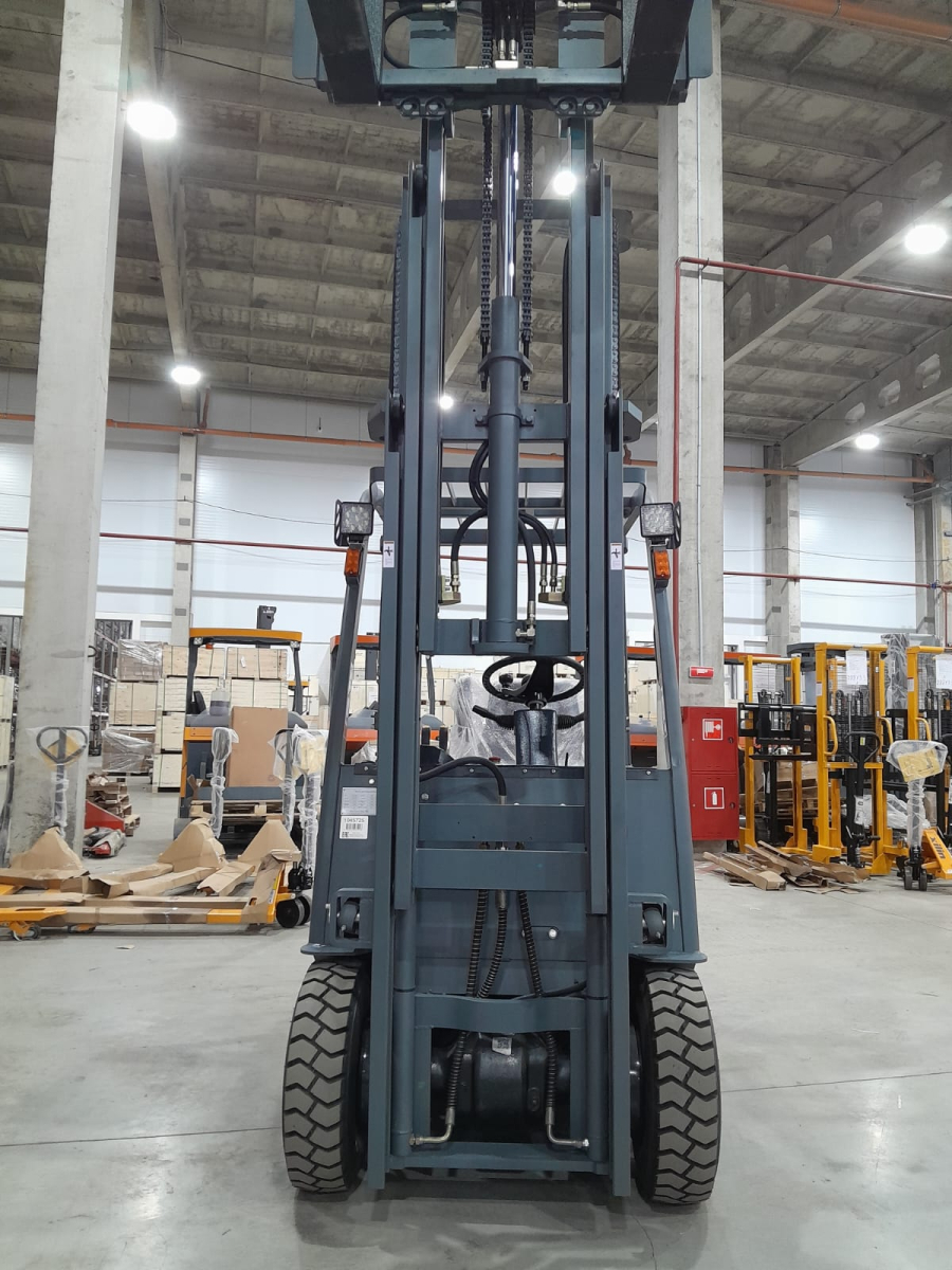 Погрузчик электрический четырехопорный TOR 2,0 т 4,5 м FB20R сайдшифт, своб. ход мачты