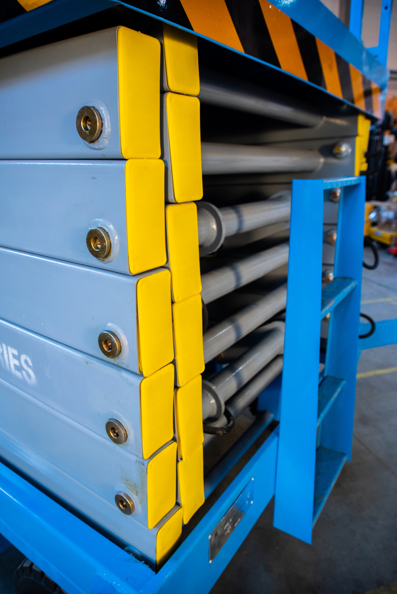 Подъемник ножничный передвижной аккумуляторный 500 кг, 12/14 м, 24/85 В/Ач TOR SJY-0,5-12 DC