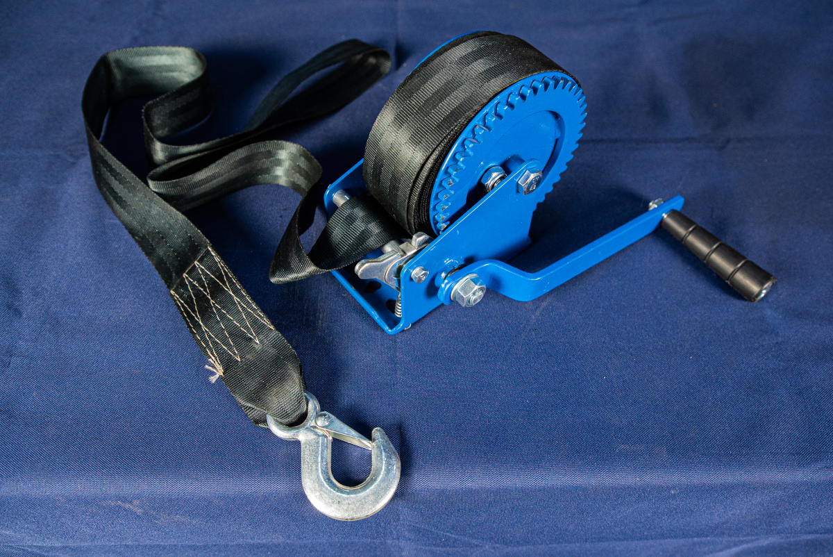 Лебедка ручная барабанная с лентой  0,5т 20 м оцинкованная TOR LHW