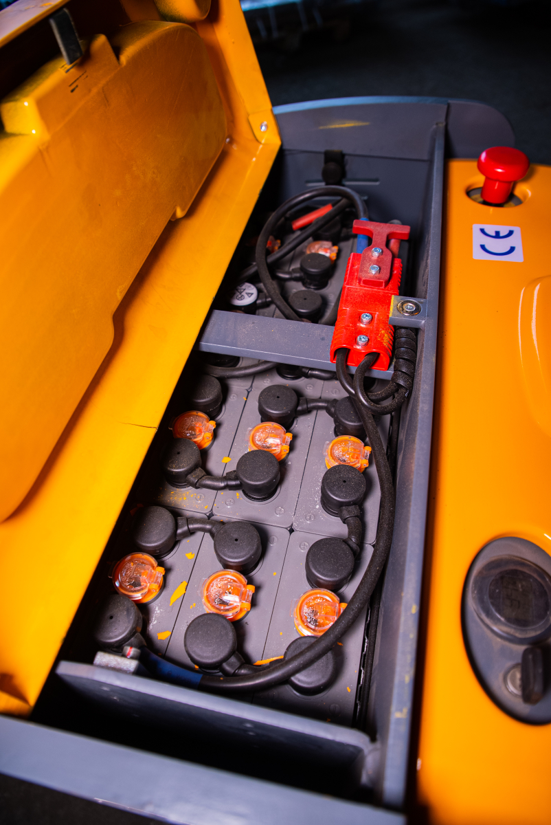 Тележка электрическая 2000 кг 1150 мм XILIN CBD20L с закрытой платформой 24/280 В/Ач