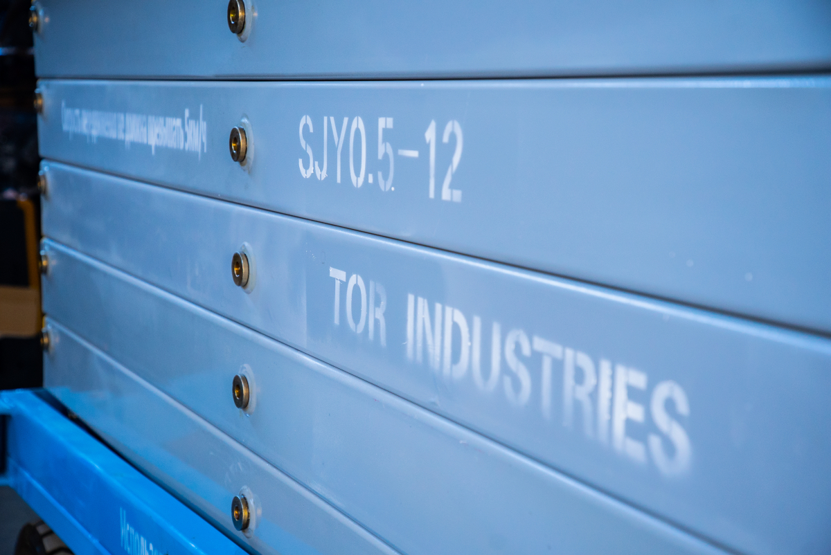 Подъемник ножничный передвижной аккумуляторный 500 кг, 12/14 м, 24/85 В/Ач TOR SJY-0,5-12 DC