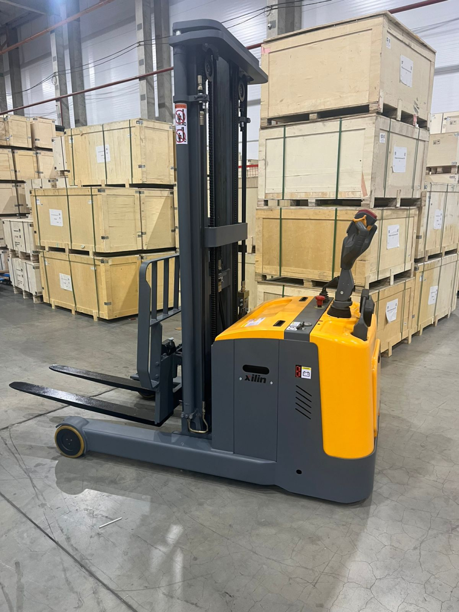 Штабелер самоходный 1,5 т 5,0 м XILIN CQD15R с выдвижной мачтой и противовесом 24/270 В/Ач