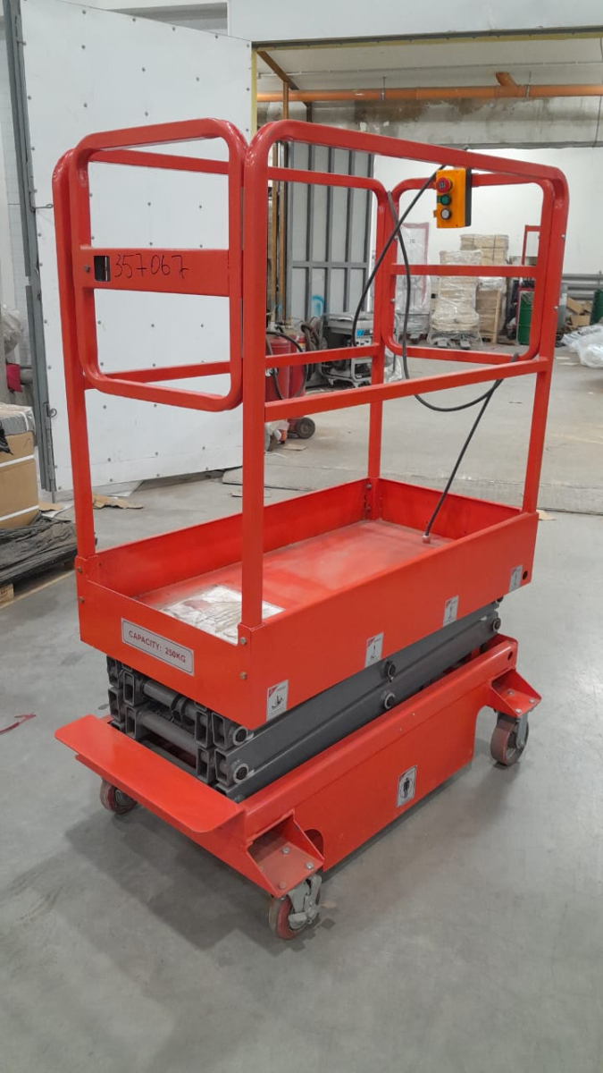 Подъемник ножничный передвижной аккумуляторный 240 кг, 3/5 м, 12/100 В/Ач TOR GTJY DC