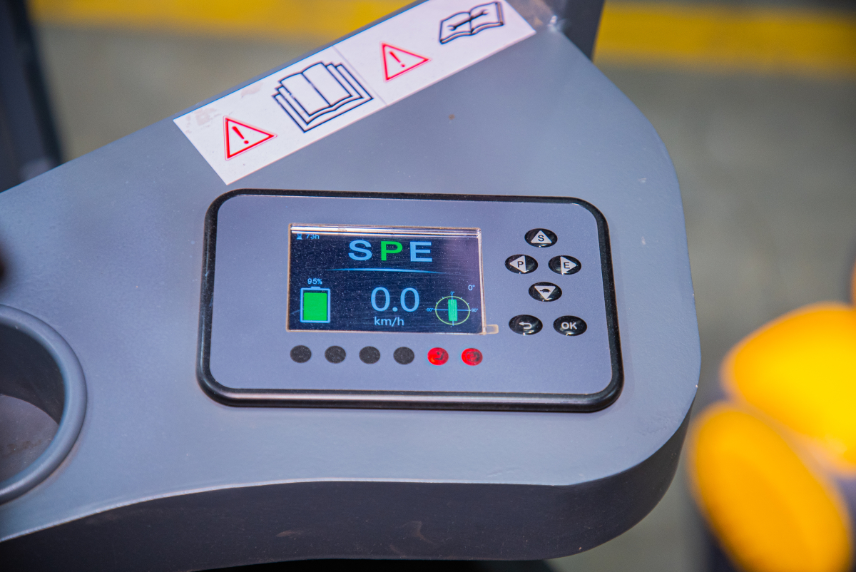 Погрузчик электрический трехопорный XILIN 1,5 т 3,5 м CPD15S-E сайдшифт