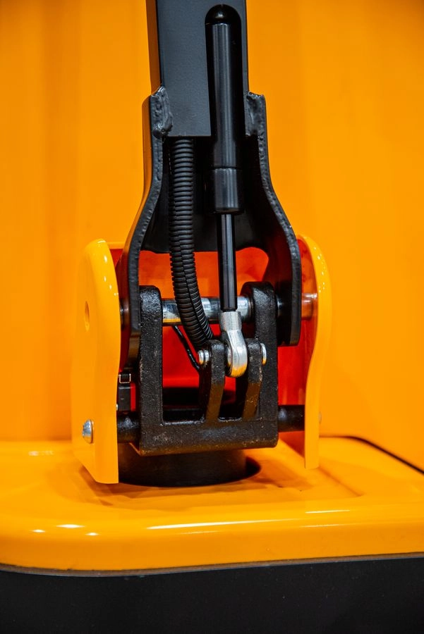 Штабелер самоходный 1,2 т 3,0 м TOR CQDA1230-EL 24/65 В/Ач (сопровождаемый)